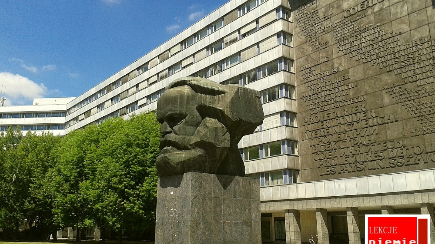 Chemnitz przed zjednoczeniem kraju nosiło nazwę Karl-Marx-Stadt.