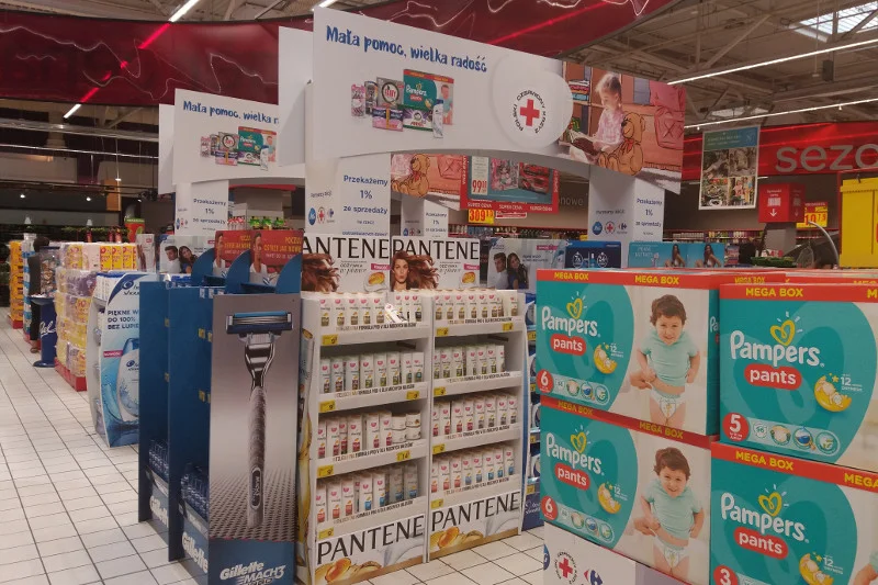 PCK uczestnicy też w akcjach z partnerami zewnętrznymi. Jedną z ostatnich akcji jest ''Mała pomoc, wielka radość'', gdzie we współpracy z Procter&Gamble i Carrefour zbiera dochody ze sprzedaży artykułów higienicznych