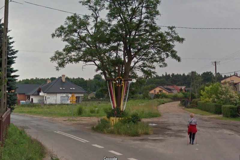 Krzyż jeszcze w starym miejscu na zbiegu dwóch uliczek w Radomsku. – Tutaj nie chodzi o obronę krzyża, tylko sprawę odszkodowania. Stąd cała historia – zapewnia Łukasz Więcek, radny, który doprowadził do przesunięcia krzyża.