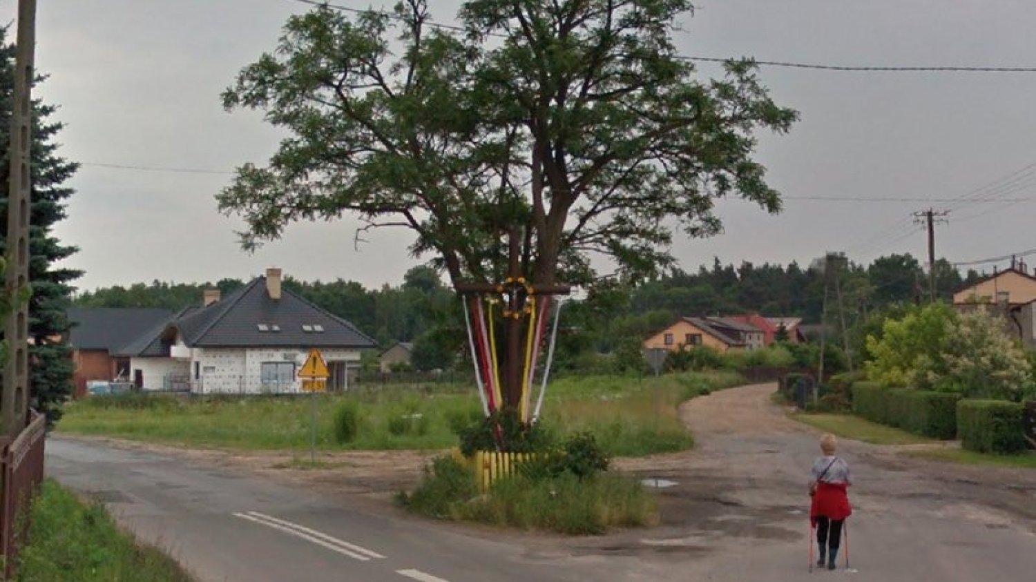 Krzyż jeszcze w starym miejscu na zbiegu dwóch uliczek w Radomsku. – Tutaj nie chodzi o obronę krzyża, tylko sprawę odszkodowania. Stąd cała historia – zapewnia Łukasz Więcek, radny, który doprowadził do przesunięcia krzyża.