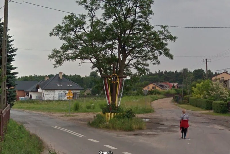 Krzyż jeszcze w starym miejscu na zbiegu dwóch uliczek w Radomsku. – Tutaj nie chodzi o obronę krzyża, tylko sprawę odszkodowania. Stąd cała historia – zapewnia Łukasz Więcek, radny, który doprowadził do przesunięcia krzyża.