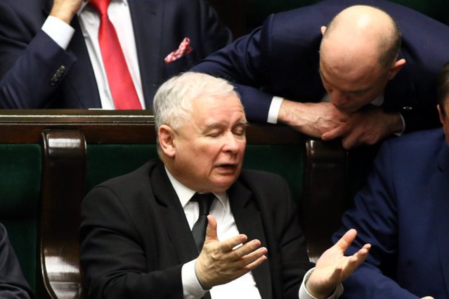 Prawicowe portale przekonują o rosnącej przewadze partii Kaczyńskiego nad PO.