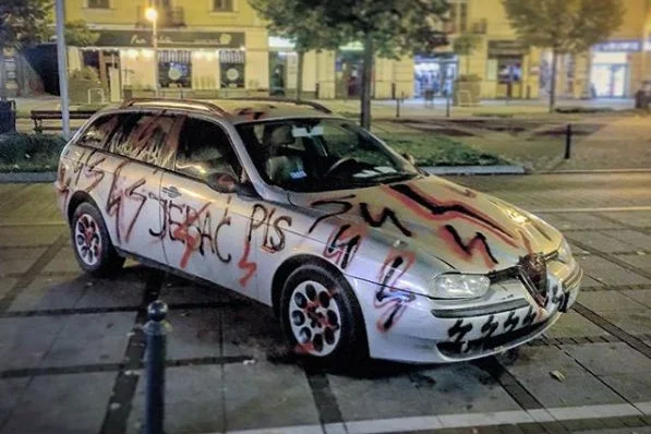 Właściciel alfy romeo wykonał nietypowy happening z okazji Strajku Kobiet. Napisał na aucie hasło "J***ć PiS".