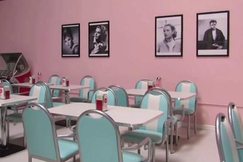 W "miasteczku" znajdziemy m.in. typowy amerykański diner z lat 50-tych