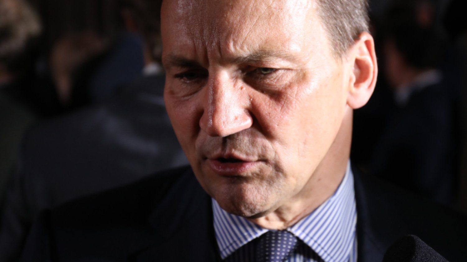 Były marszałek Sejm i były szef MSZ, a dziś europoseł KO Radosław Sikorski dobitnie zrecenzował "Smoleńsk", uznany za najgorszy film świata. Były marszałek Sejm i były szef MSZ, a dziś europoseł KO Radosław Sikorski.