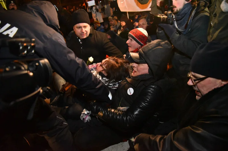 W trakcie kontrmanifestacji podczas marszu ONR-u w Warszawie doszło do starć z policją. Jej uczestnicy opowiadają o brutalności służb.