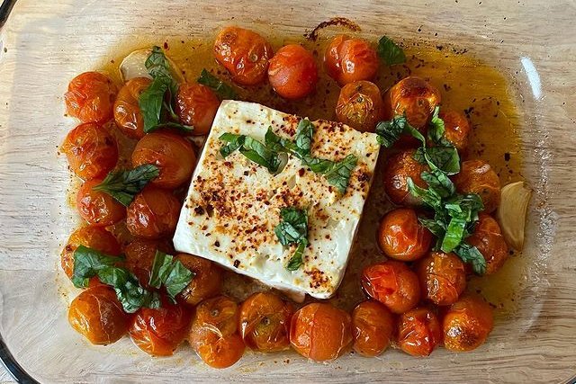 Makaron z serem feta pieczonym w piekarniku bije rekordy popularności