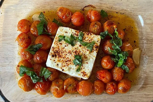 Makaron z serem feta pieczonym w piekarniku bije rekordy popularności
