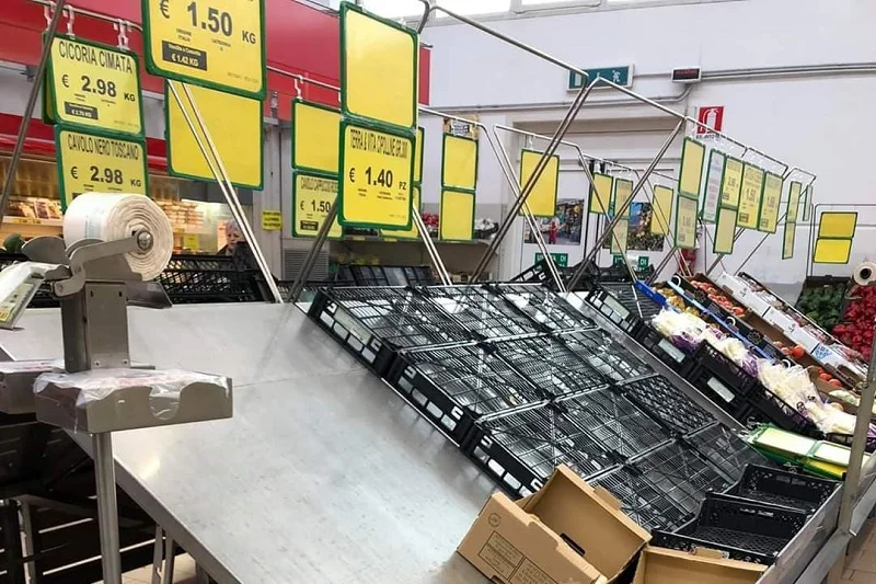Puste półki w sklepie niedaleko Porto Viro we Włoszech.