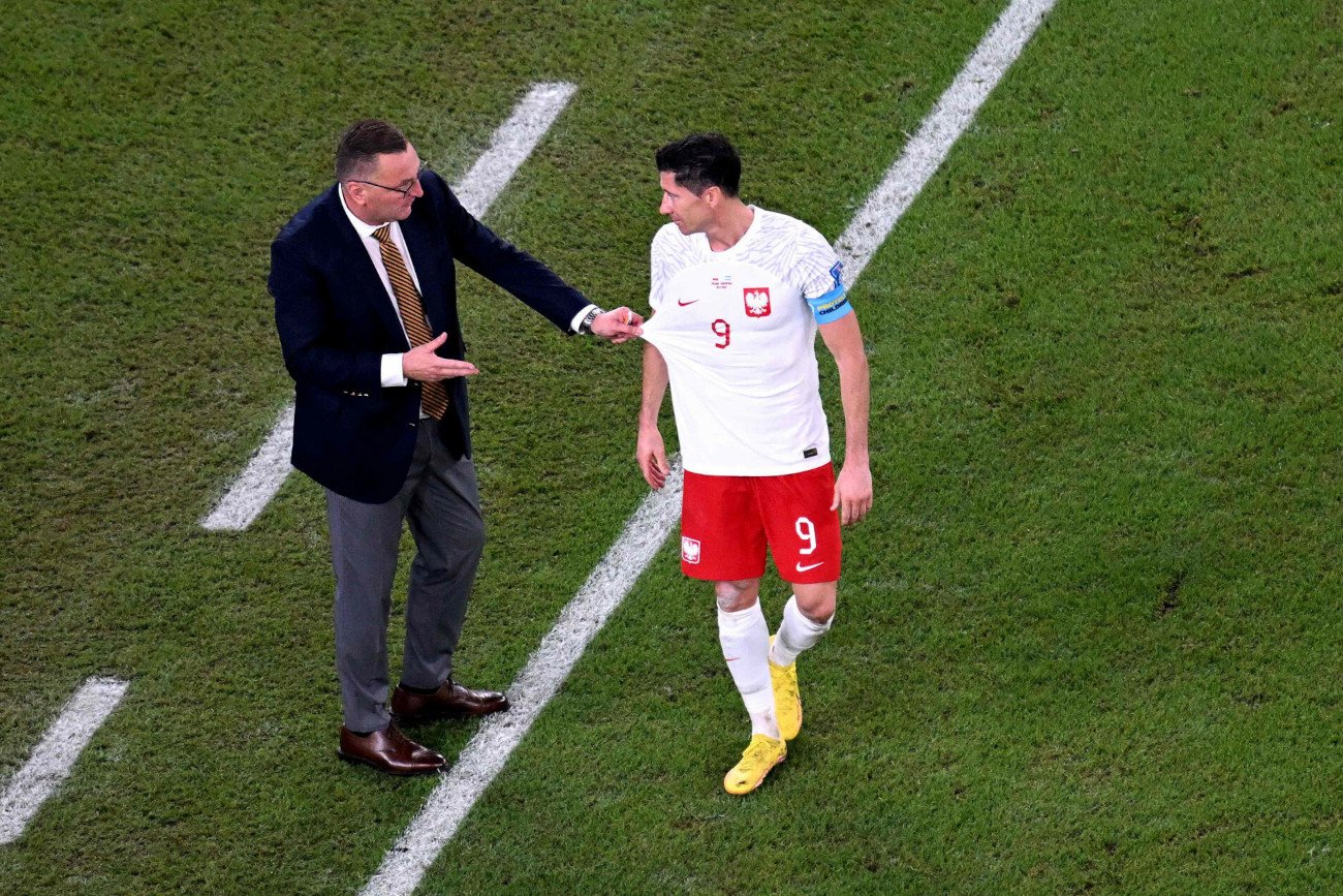 Robert Lewandowski podczas meczów fazy grupowej mundialu w Katarze poświęcił się dla taktyki Michniewicza.
