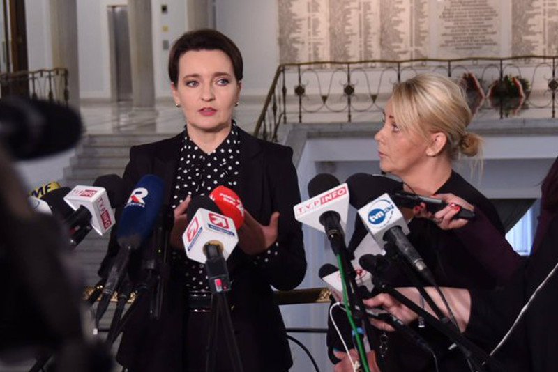 "Razem z Iwoną Hartwich tak tego nie zostawimy!" – napisała na Twitterze posłanka PO Marzena Okła-Drewnowicz.