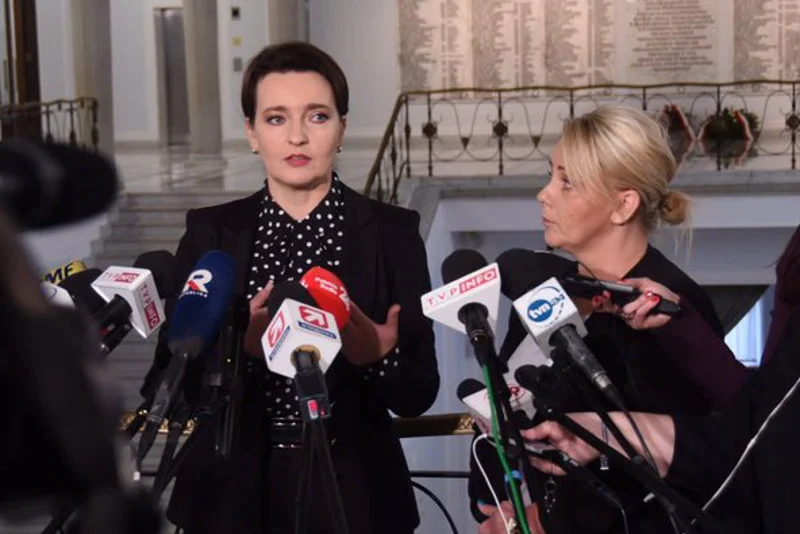 "Razem z Iwoną Hartwich tak tego nie zostawimy!" – napisała na Twitterze posłanka PO Marzena Okła-Drewnowicz.