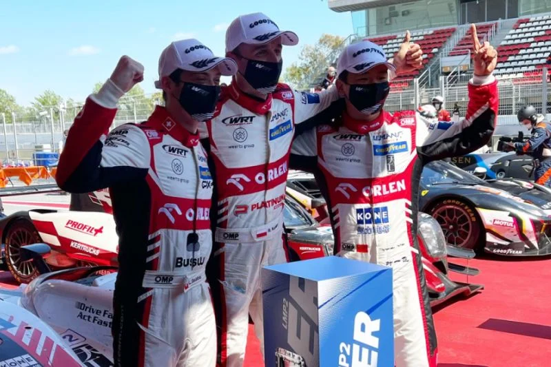 Robert Kubica, Louis Deletraz i Yifei Ye z zespołu WRT, czyli zwycięzcy zmagań w Barcelonie