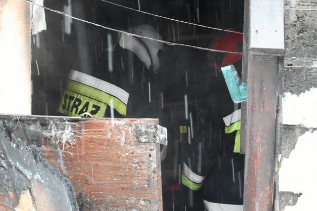 Czwórka dzieci, która straciła wczoraj dom i matkę czeka na pomoc