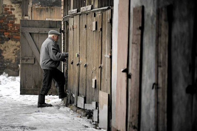 Polacy, głównie mieszkańcy wsi i małych miast są gotowi płacić wyższe podatki. Tęsknią za państwem opiekuńczym.
