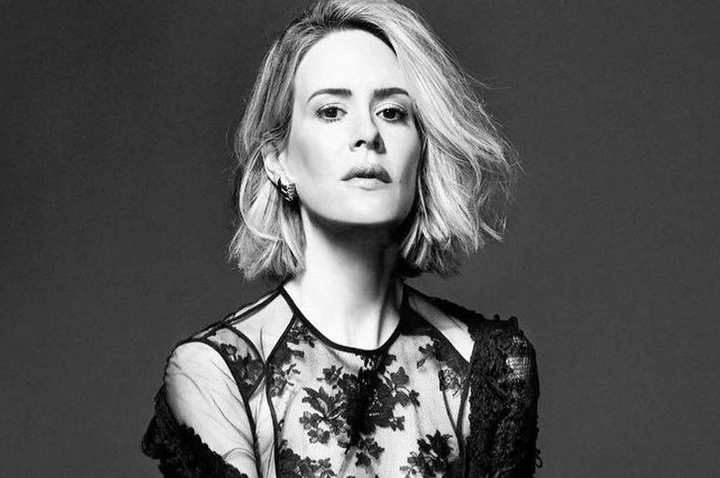 Sarah Paulson robi furorę w serialu "Ratched". Kobieta ma o wiele starszą partnerkę