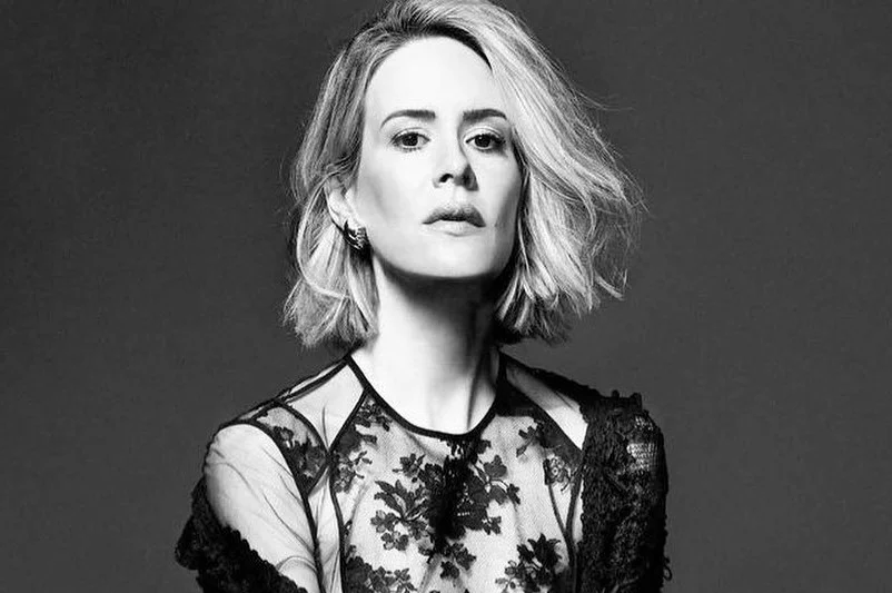 Sarah Paulson robi furorę w serialu "Ratched". Kobieta ma o wiele starszą partnerkę