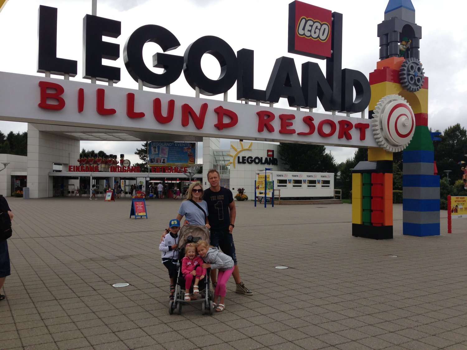 Razem z rodziną przed wejściem do Legolandu;)