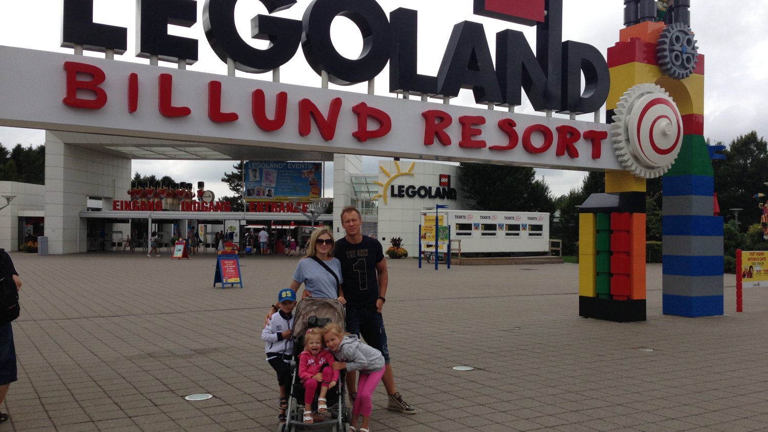 Razem z rodziną przed wejściem do Legolandu;)