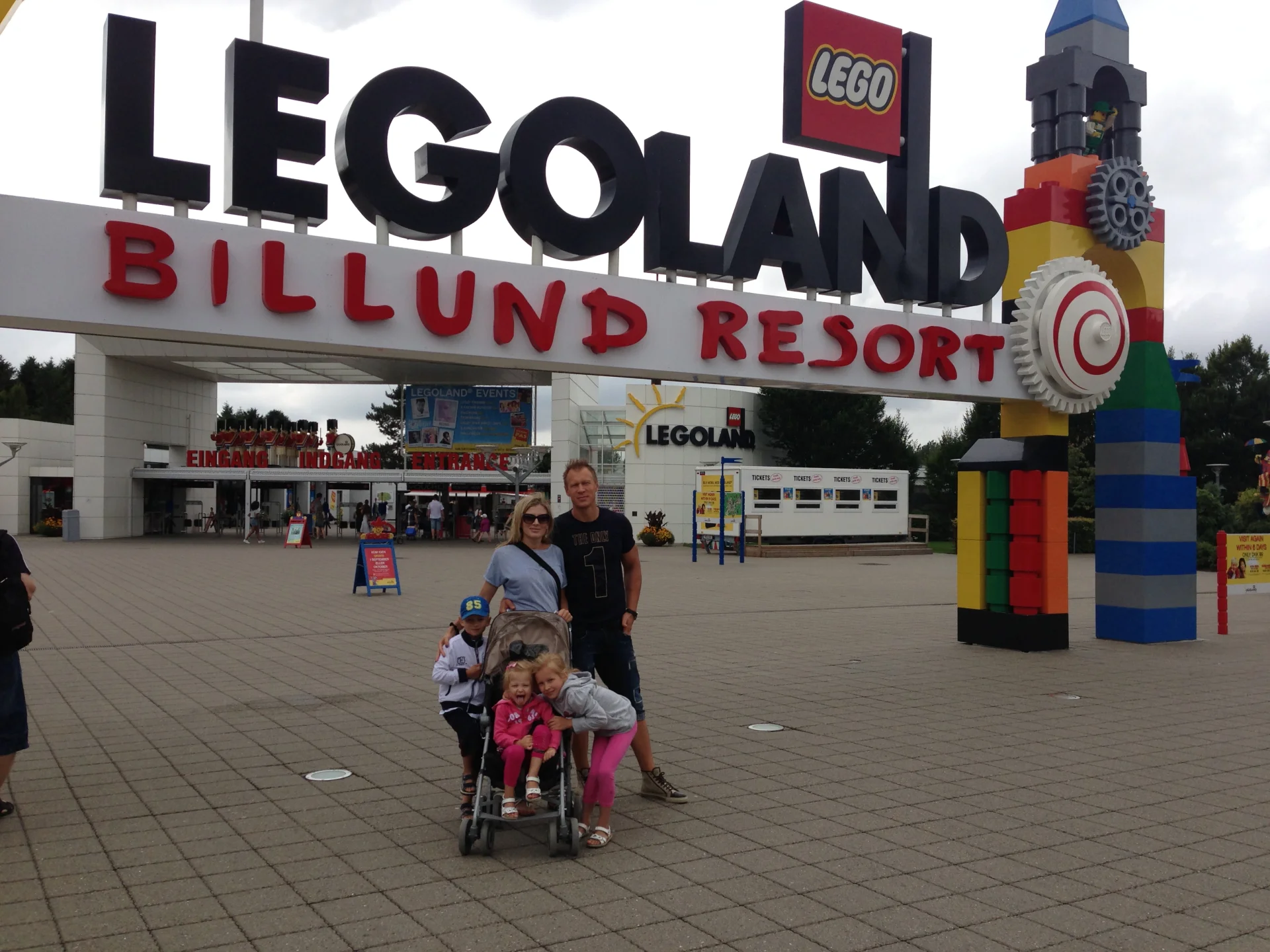 Razem z rodziną przed wejściem do Legolandu;)
