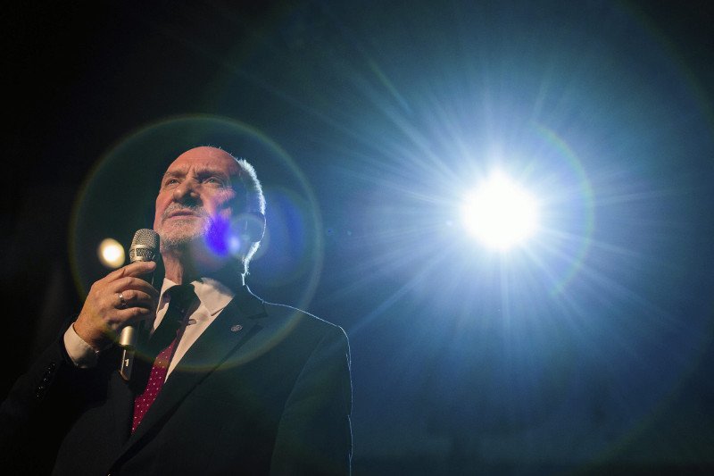 Antoni Macierewicz, minister obrony narodowej, oskarżył Rosję o atak terrorystyczny na Polskę. Władza uprawiająca politykę absurdu mówi, co jej ślina na język przyniesie.