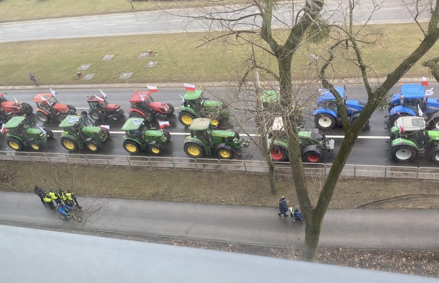 Protestujący zmierzają pod Kancelarię Premiera.