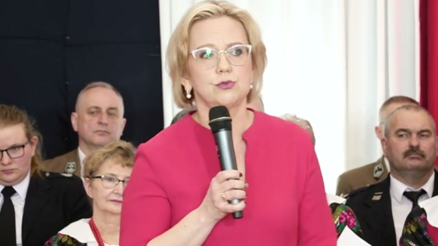 Anna Moskwa wspomniała o "odbieraniu paszportów".