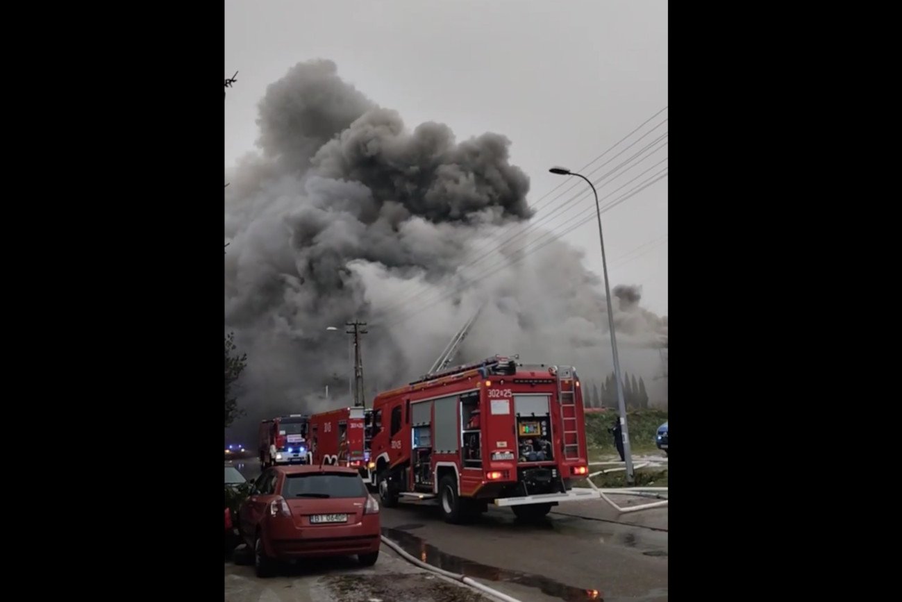 Ogromy pożar w Białymstoku. Dym jest widoczny z odległości kilku kilometrów.