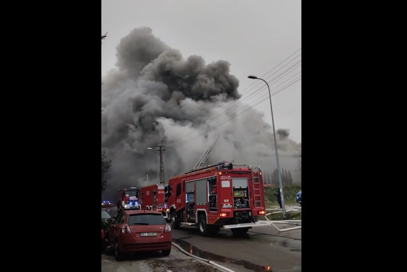 Ogromy pożar w Białymstoku. Dym jest widoczny z odległości kilku kilometrów.
