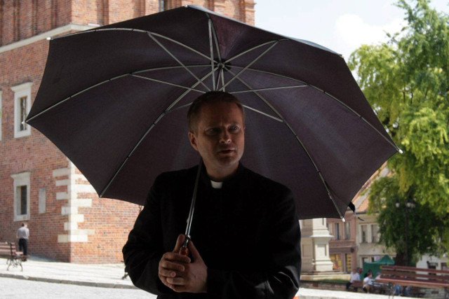 W Sandomierzu ojciec Mateusz jest uwielbiany. Teraz jedno z przedszkoli ma szansę na patrona, którym będzie bohater serialu.