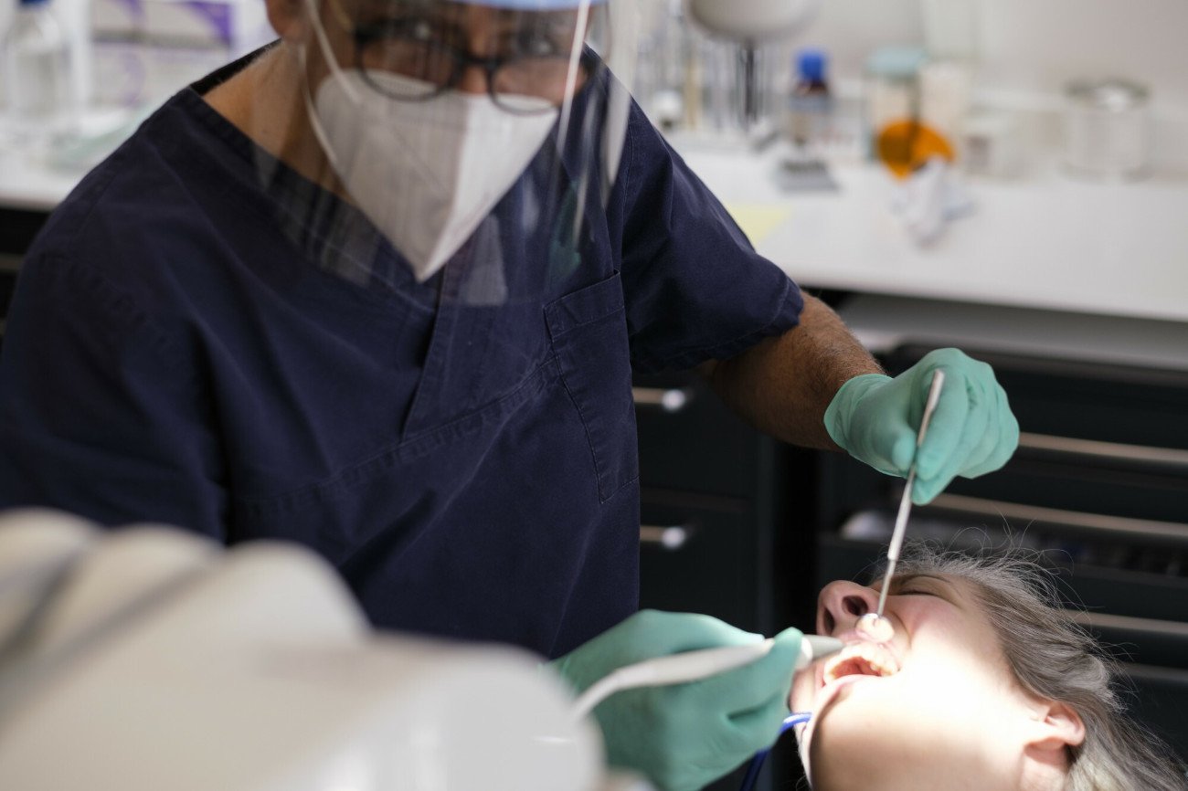 Cukrzyca, nowotwór, osteoporoza. Te choroby może pomóc wykryć ...dentysta.