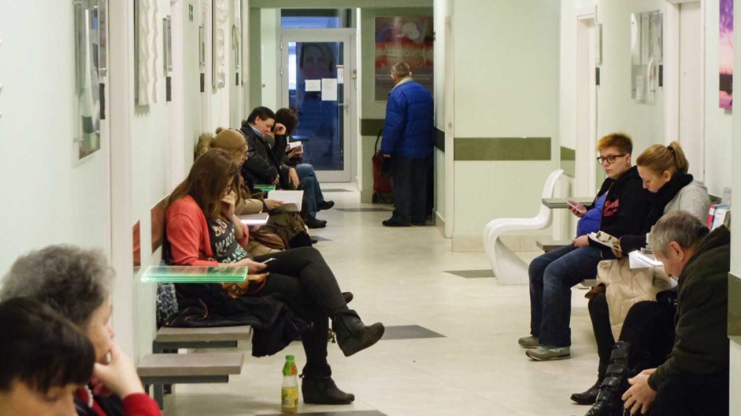 Kolejki do lekarzy raczej się nie zmniejszą, bo w budżecie NFZ zostanie mniej pieniędzy na świadczenia. Fundusz ma finansować kolejne zadania, aby odciążyć budżet państwa