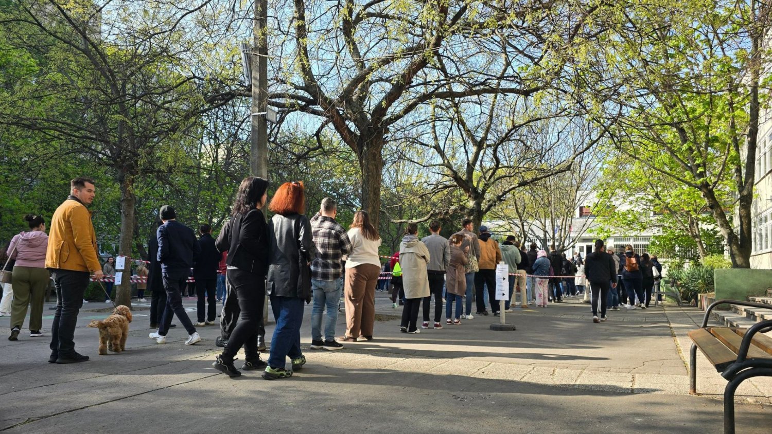 Tłumy przed lokalami wyborczymi na Węgrzech. Od rana padały rekordy frekwencji