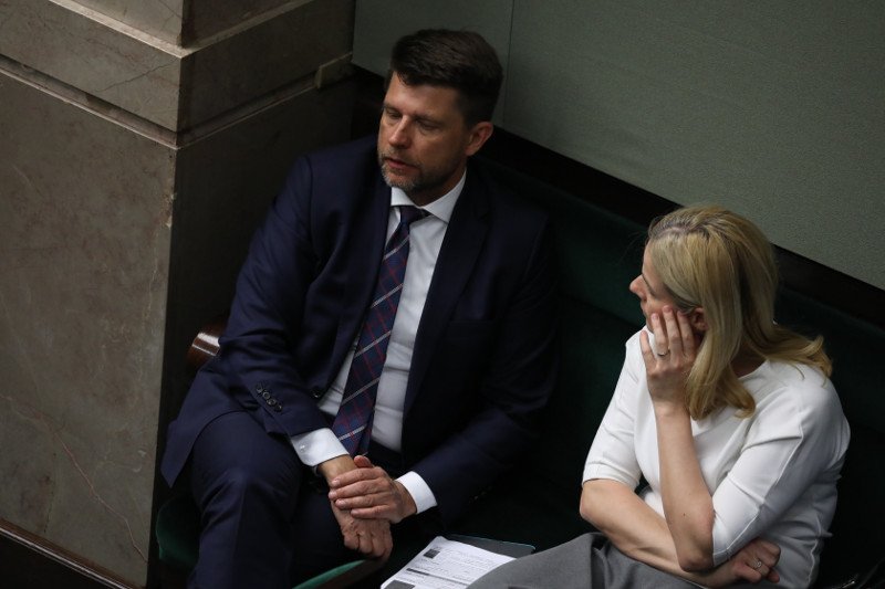 Ryszard Petru jest zdecydowanie bliżej Joanny Schmidt niż swojej żony, ale rozwieść się nie może.