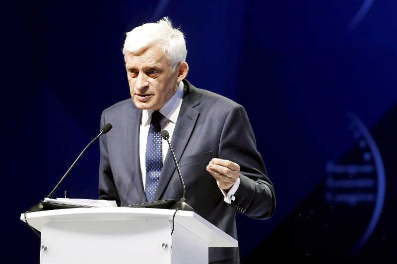 Jerzy Buzek krytykuje rząd za wybór dostawcy śmigłowców dla wojska.