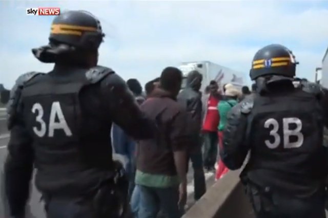 Kilka dni temu imigranci rozpoczęli już masowy szturm Eurotunelu.