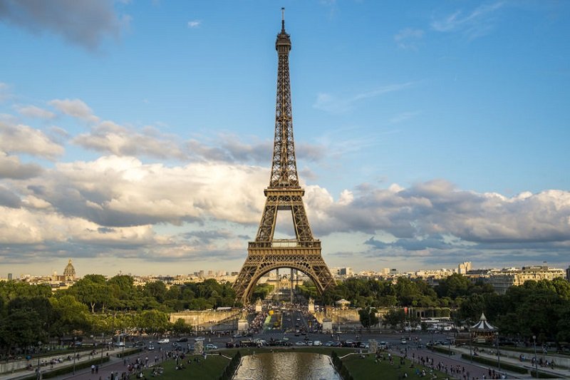 Ewakuacja wieży Eiffla po anonimowym telefonie.