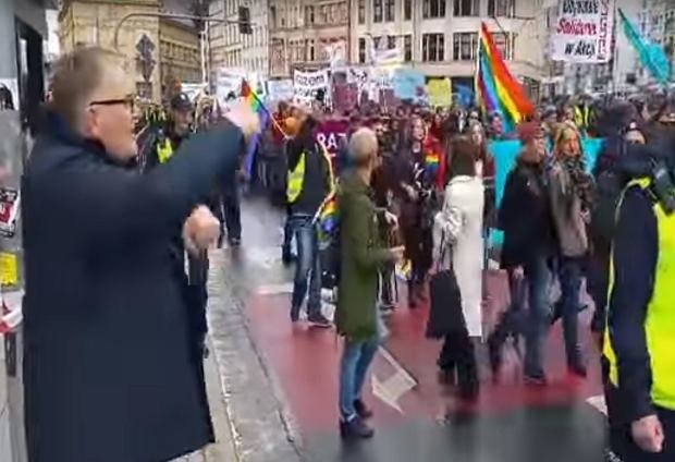 Performance senatora PiS podczas marszu równości.