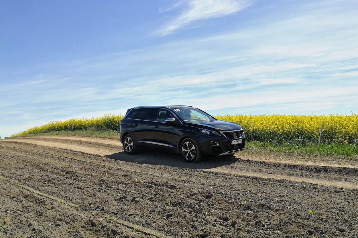 Peugeot 5008 to trochę większa wersja Samochodu Roku 2017, czyli Peugeota 3008.