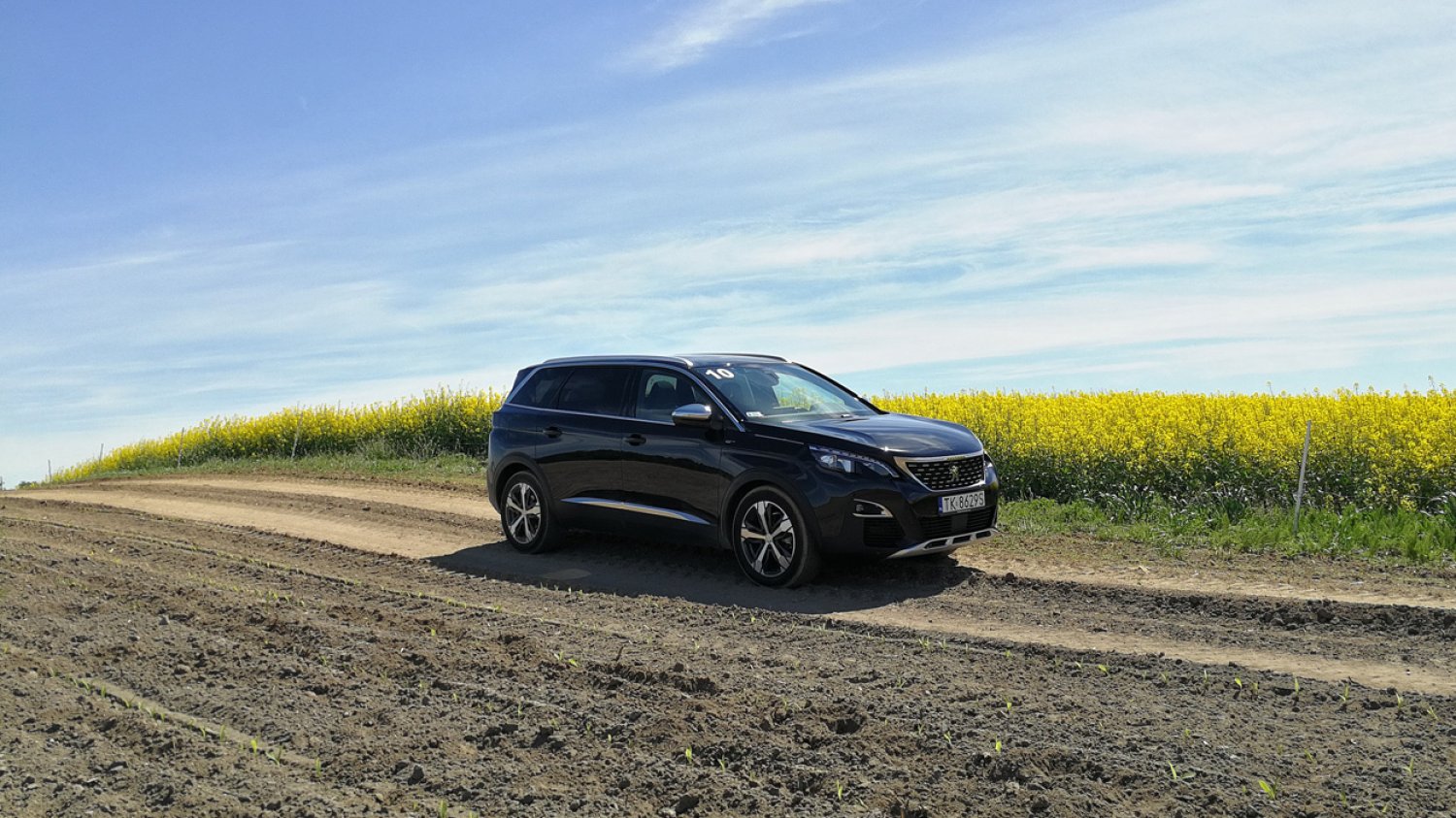 Peugeot 5008 to trochę większa wersja Samochodu Roku 2017, czyli Peugeota 3008.