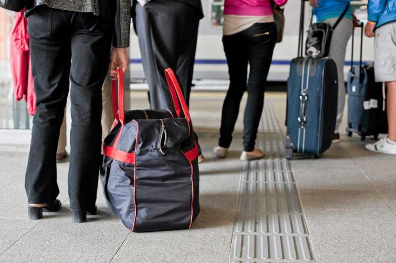 Podróżni na stacji PKP w Krakowie