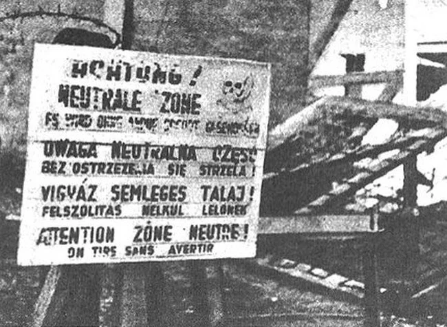 Tablica oznajmiająca wejście w neutralną strefę węgierską w czasie powstania warszawskiego.