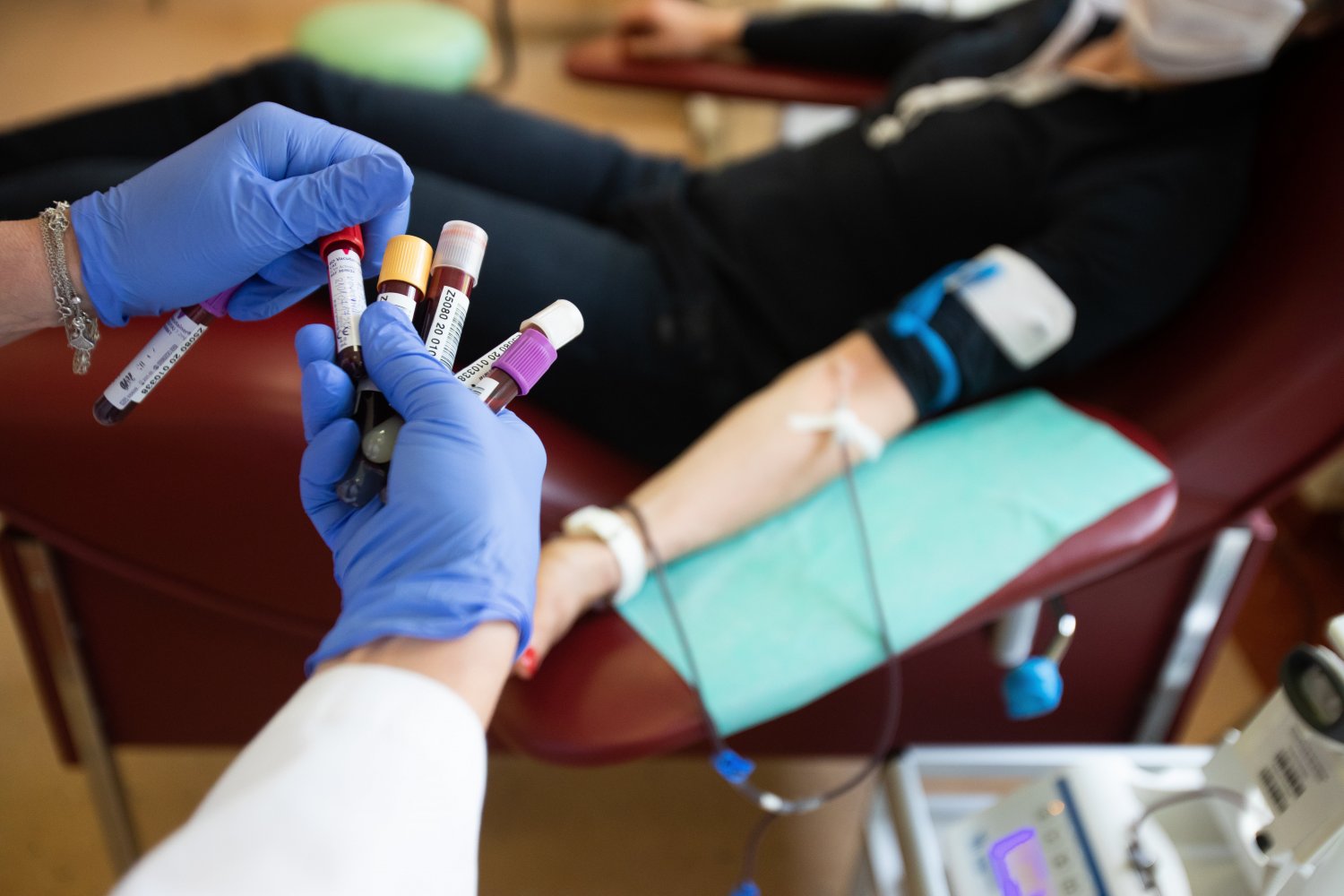 Koronawirus a grupy krwi. Naukowcom udało się ustalić, w przypadku których grup krwi przebieg zakażenia covid-19 jest najcięższy.