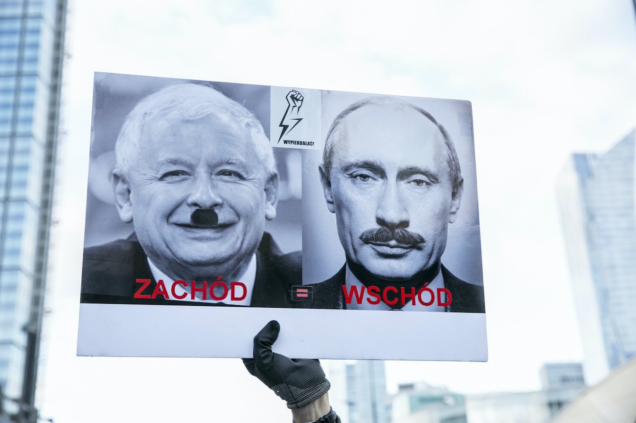 Jarosław Kaczyński i Władimir Putin na plakacie podczas protestu Ogólnopolskiego Strajku Kobiet w Warszawie (2021).