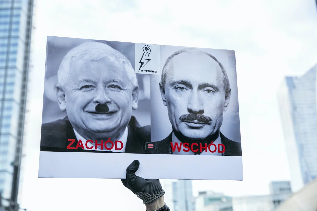 Jarosław Kaczyński i Władimir Putin na plakacie podczas protestu Ogólnopolskiego Strajku Kobiet w Warszawie (2021). Jarosław Kaczyński i Władimir Putin na plakacie podczas protestu Ogólnopolskiego Strajku Kobiet w Warszawie (2021).