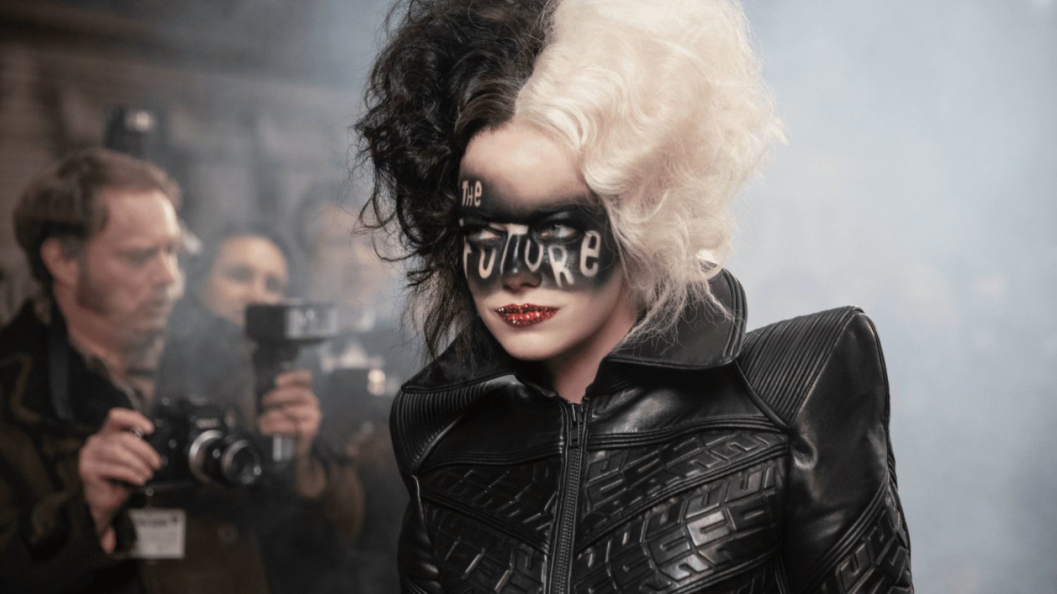 "Cruella" (2021) już w kinach. Ten film warto zobaczyć na dużym ekranie