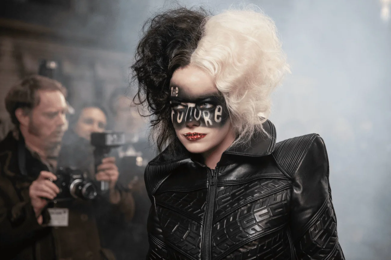 "Cruella" (2021) już w kinach. Ten film warto zobaczyć na dużym ekranie