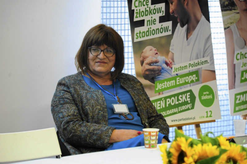 Politycy krytykują atak tygodnika Karnowskich na Annę Grodzką.