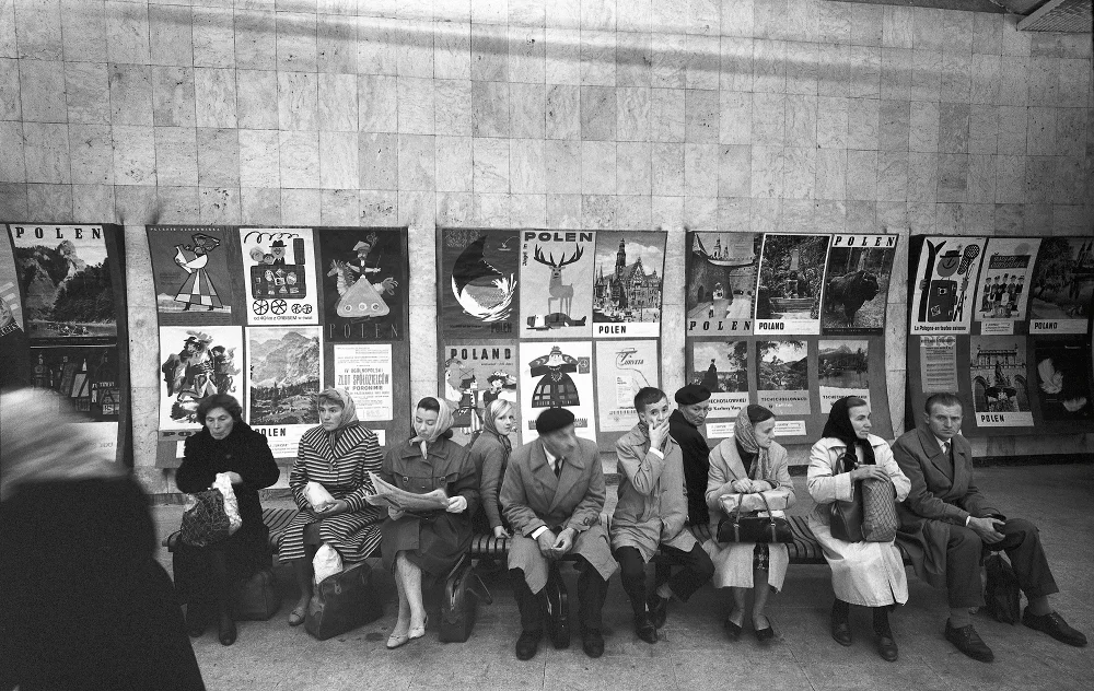 Podróżni oczekujący na pociąg na peronie Dworca Śródmieście, 1963.