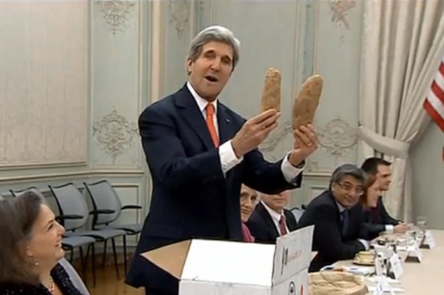 John Kerry wręczył Siergiejowi Ławrowowi karton ziemniaków z Idaho